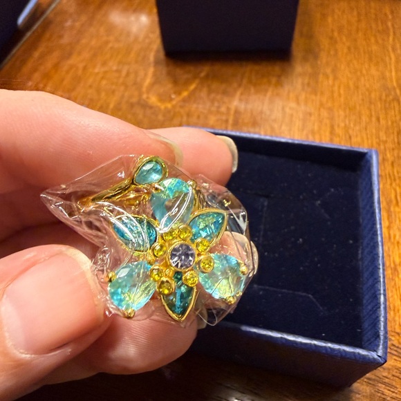 NEW Swarovski Idyllia ring Mixed cuts Flower blue Gold-tone plated Size 7 Box - Picture 2 of 9